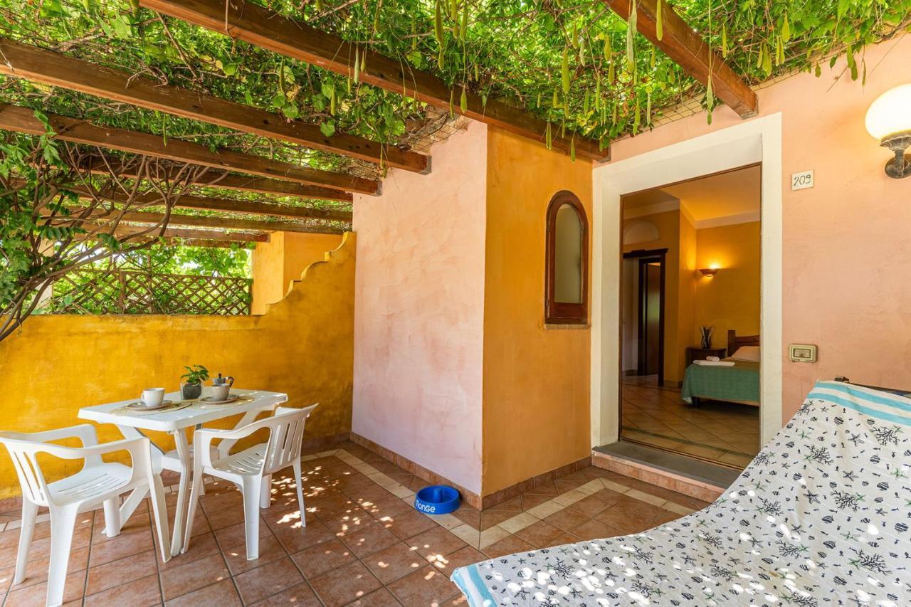 Apartments In Residence With Swimming Pool In Santa Margherita Di Pula, 250 Meters From The Sea エクステリア 写真