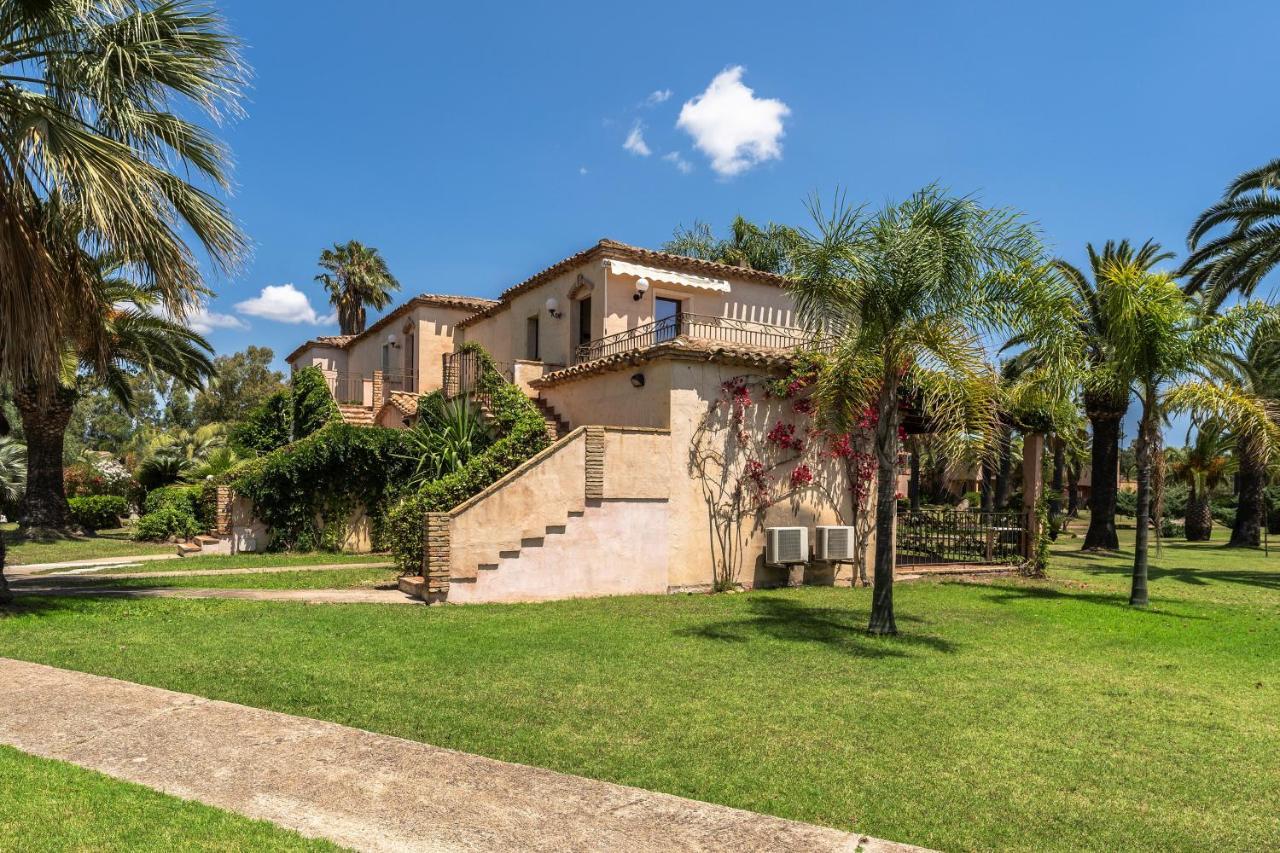 Apartments In Residence With Swimming Pool In Santa Margherita Di Pula, 250 Meters From The Sea エクステリア 写真